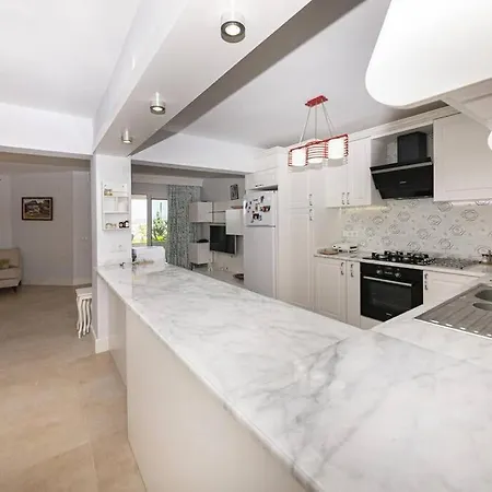 Apartmán Charming Duplex With Pool And Stunning Mediterranean View In *